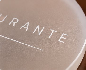Detalle de la textura mate y el grabado